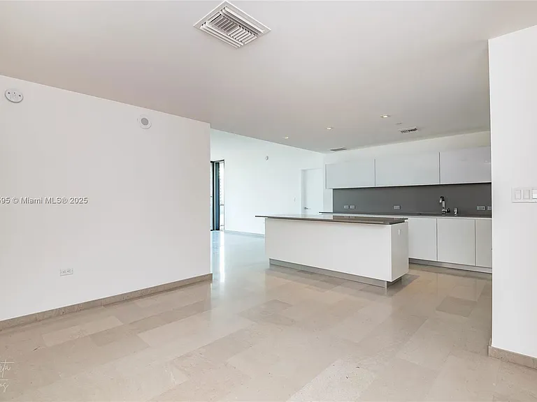 88 SW 7th St #1004 — Photo 16