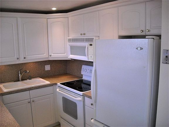 3rd image of 228 Farnham J #228