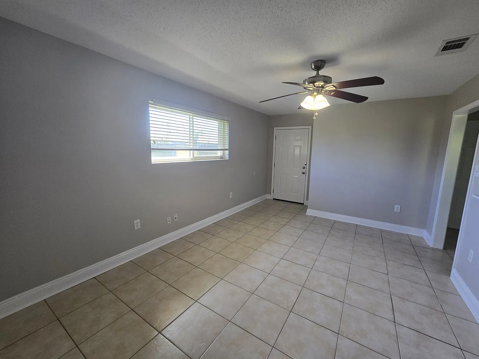 81 Phillip Court East - 81 — Photo 3