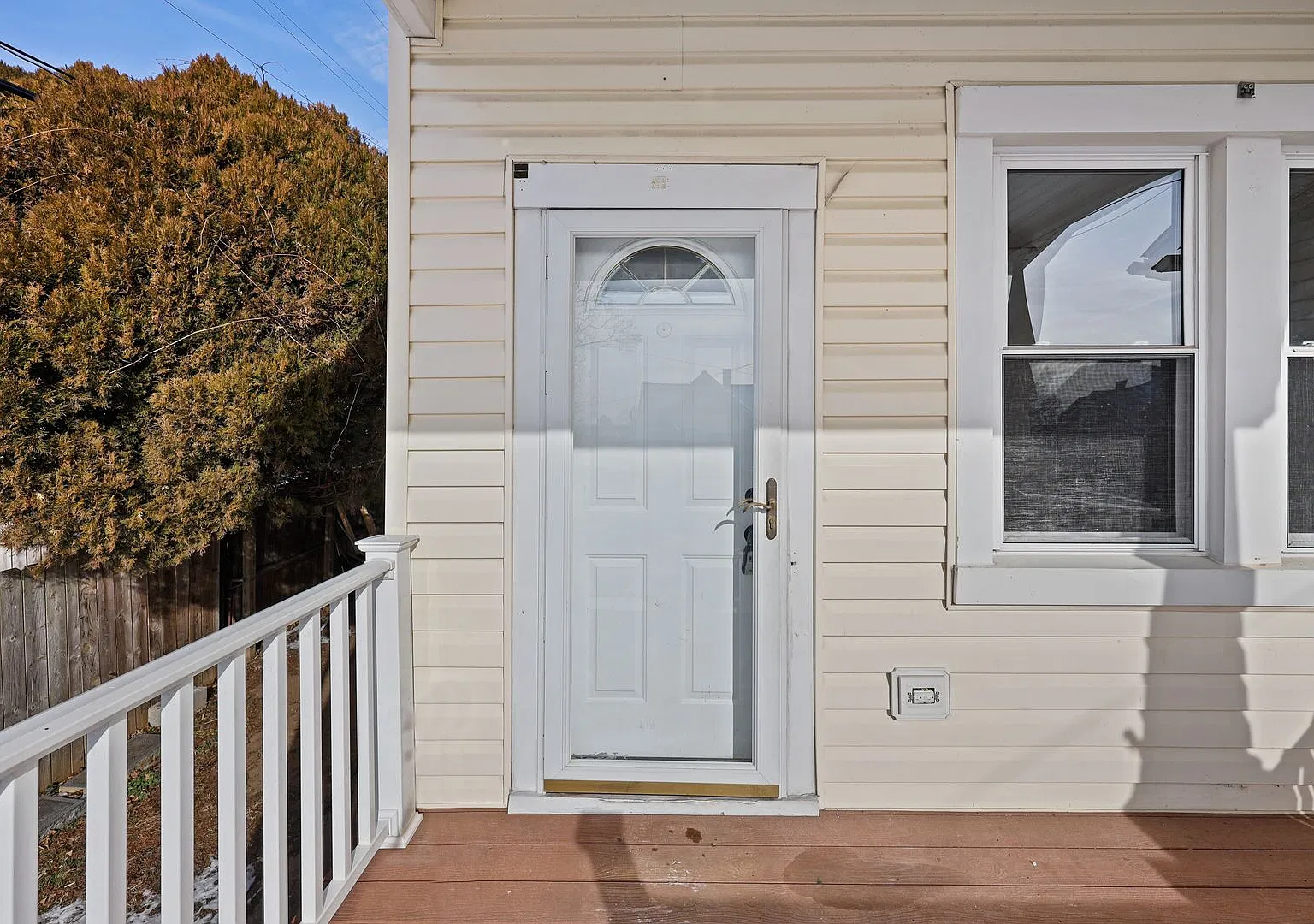 Elegant 3-Bedroom Home with Natural Light and Tranquil Backyard — Photo 2
