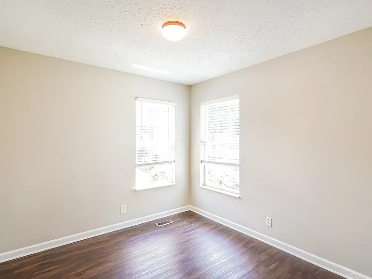 909 Bexhill Ct S — Photo 13