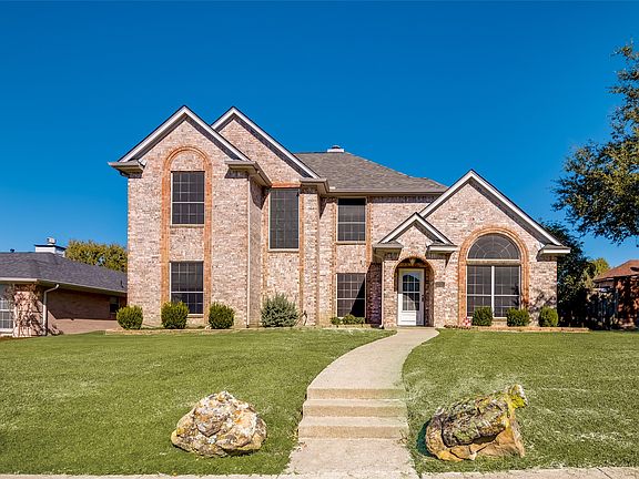 2nd image of 1204 Surrey Cir