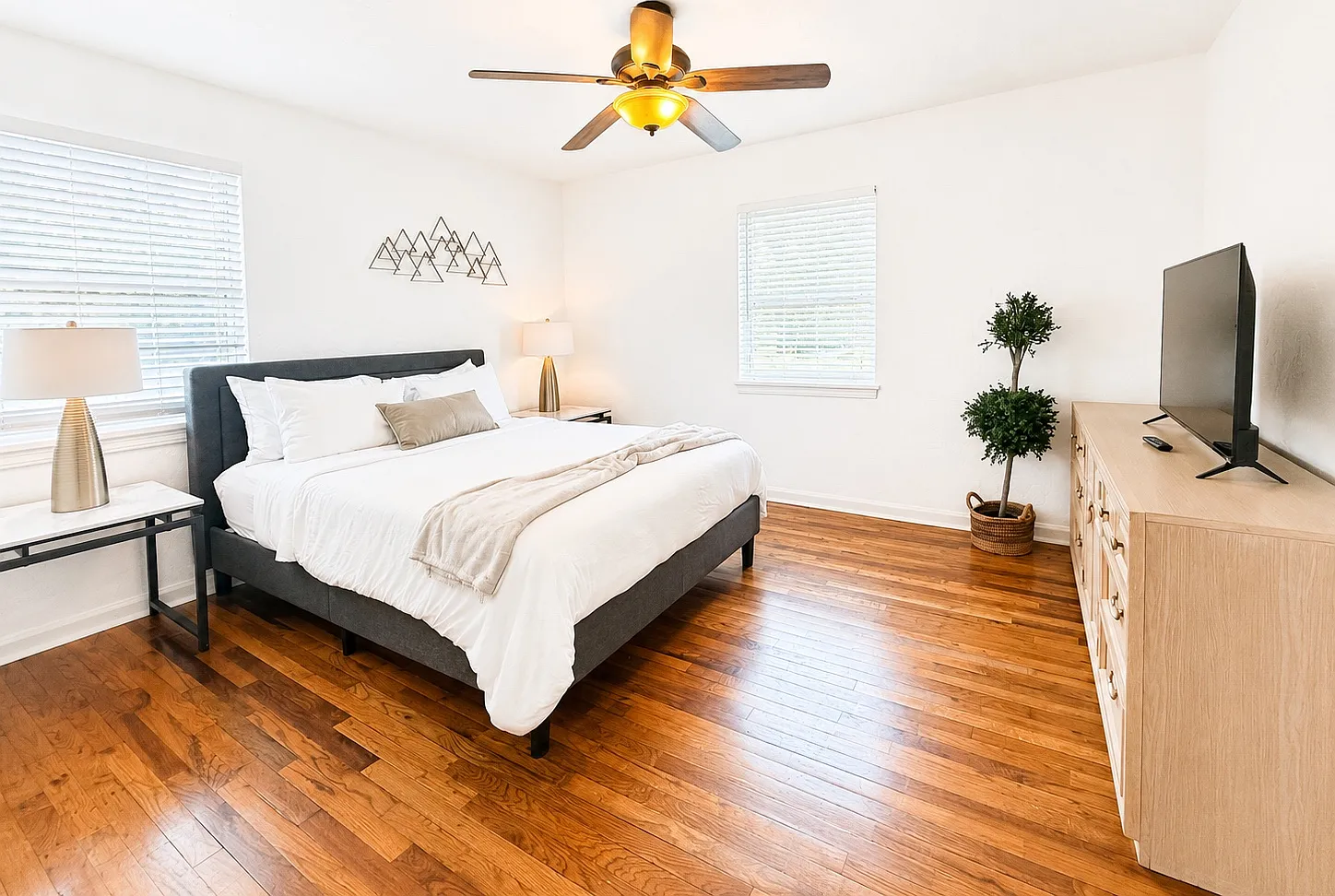 2 bed, 1044 sqft, $2,300 — Photo 3