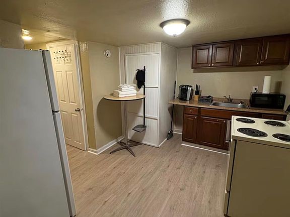 4th image of 3310A Campbell St