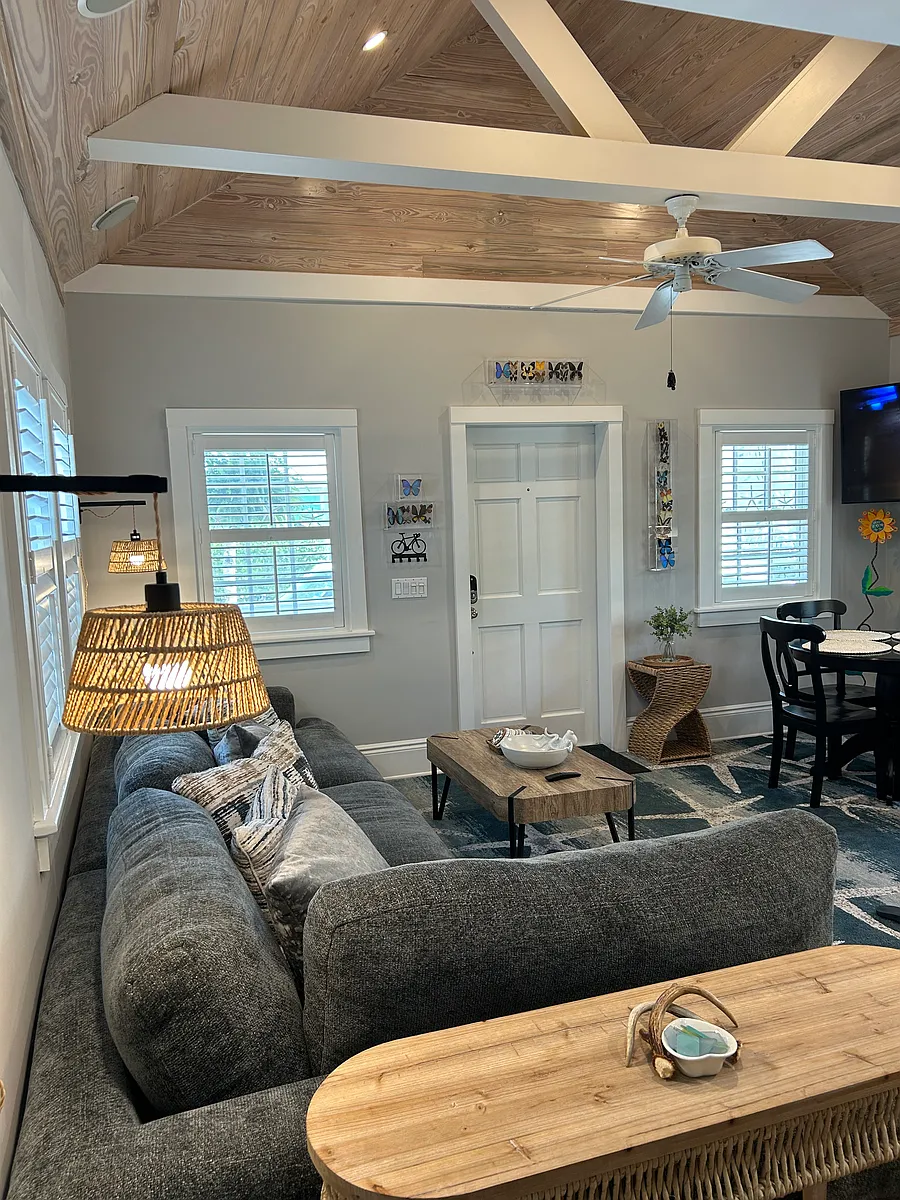 Living room - 1124 Grinnell St