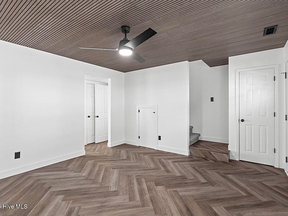 3rd image of 405 Myrtlewood Circle