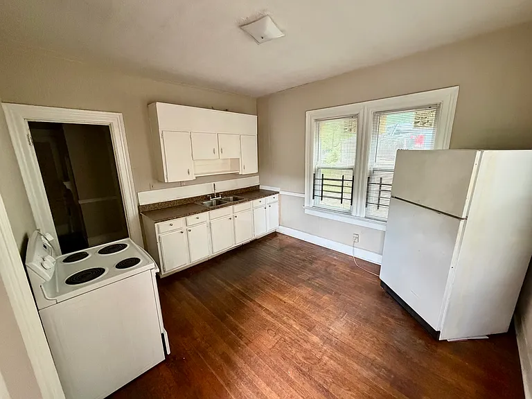 696 Erin Ave SW — Photo 3