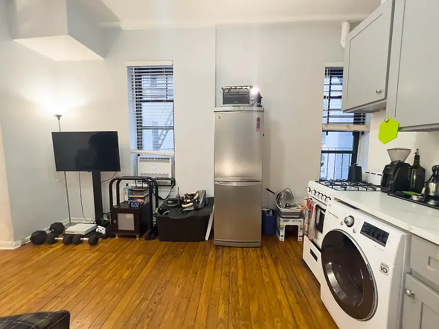 Building Photo - 128 Thompson St #3