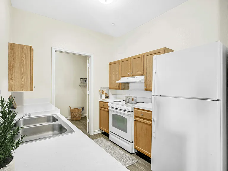 Frontier East Apartments — Photo 15