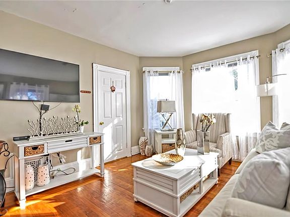 4th image of 203 Woodbine St
