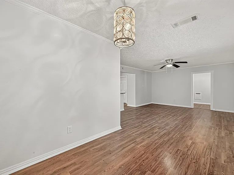 714 E Humble St — Photo 8
