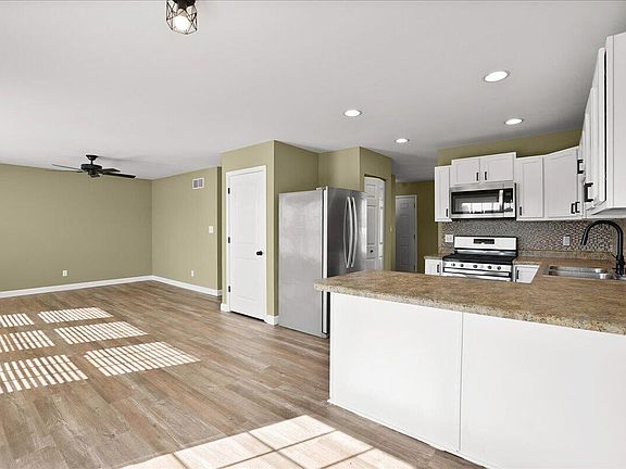 4th image of 10725 Illinois St