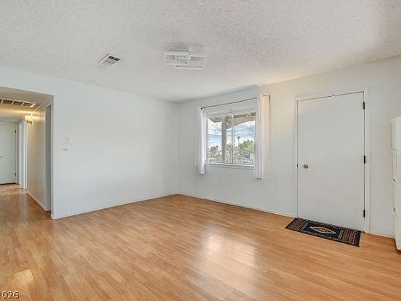 5th image of 804 Larch Ct