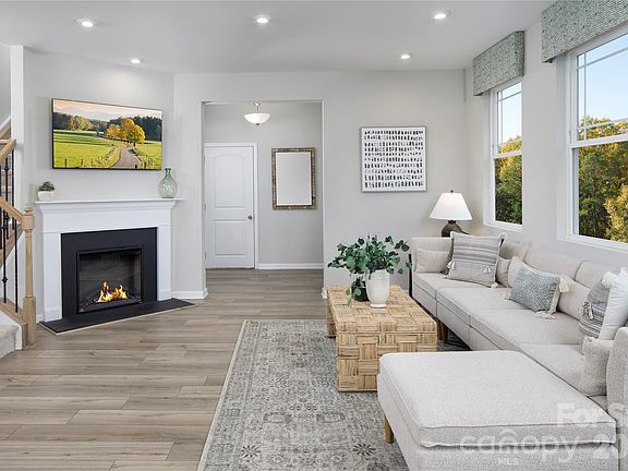 3rd image of 9242 Pagoda Oak Dr