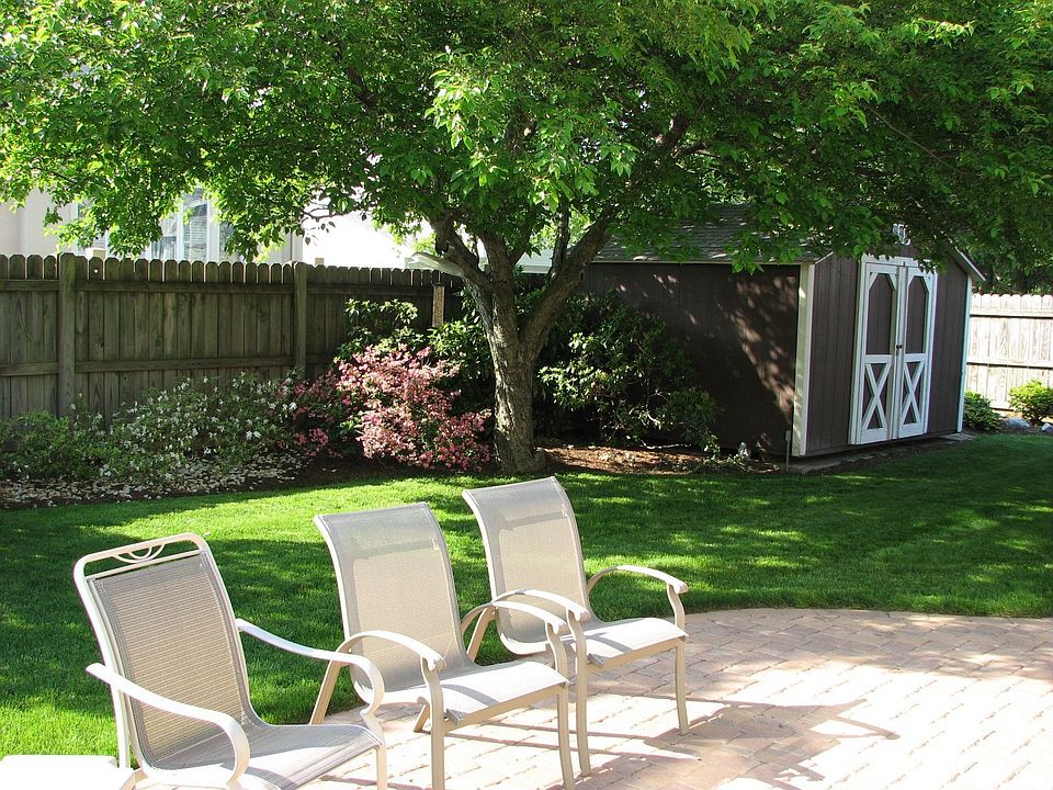 Paver patio, tasteful landscaping