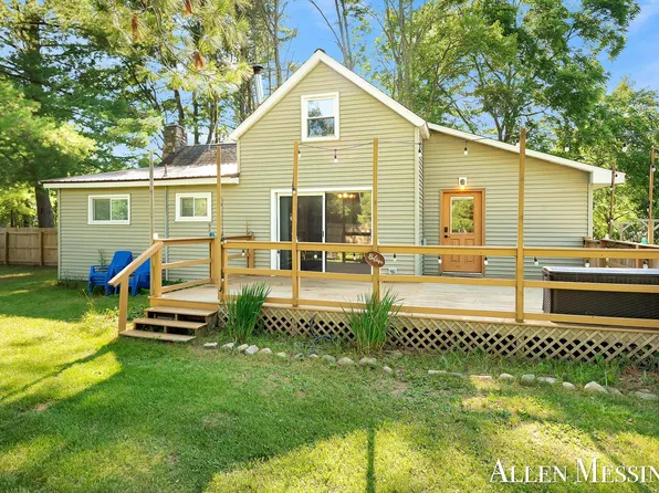 769 S Pine Ave, White Cloud, MI 49349