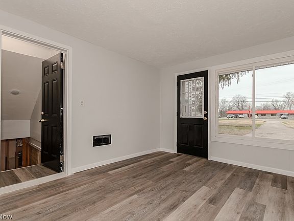 4th image of 5220 N Rdg W
