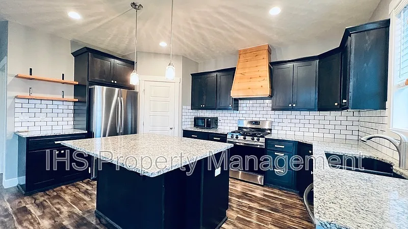 4 bed, 2.5 bath, 2100 sqft, $2,695 — Photo 3