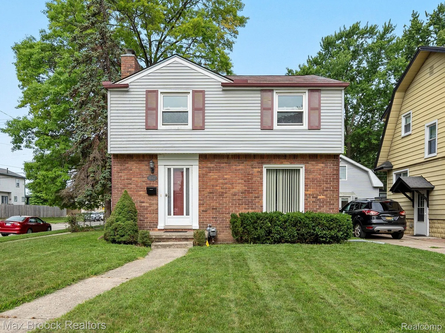 1042 Irving Ave photo 1
