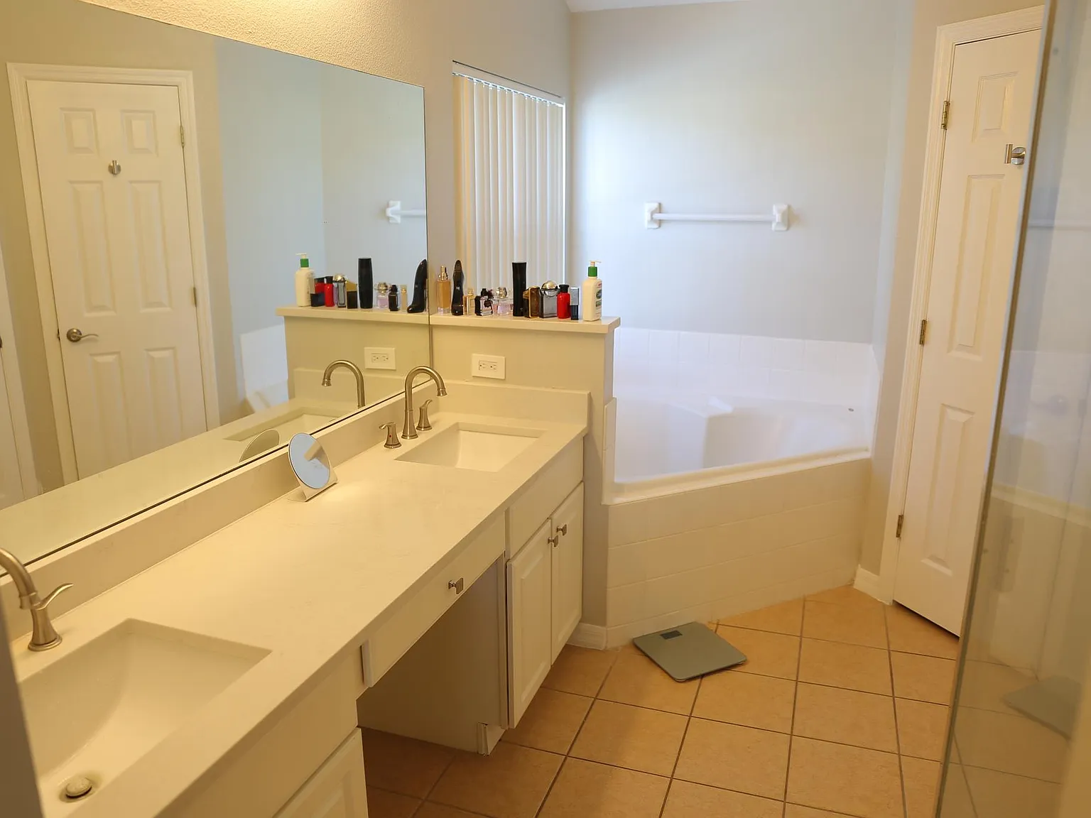 4 bed, 2038 sqft, $2,800 — Photo 2