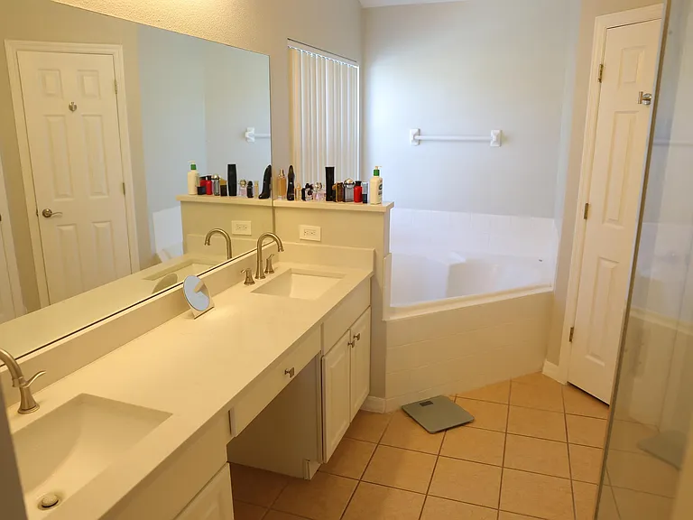 639 Kensington Dr — Photo 2