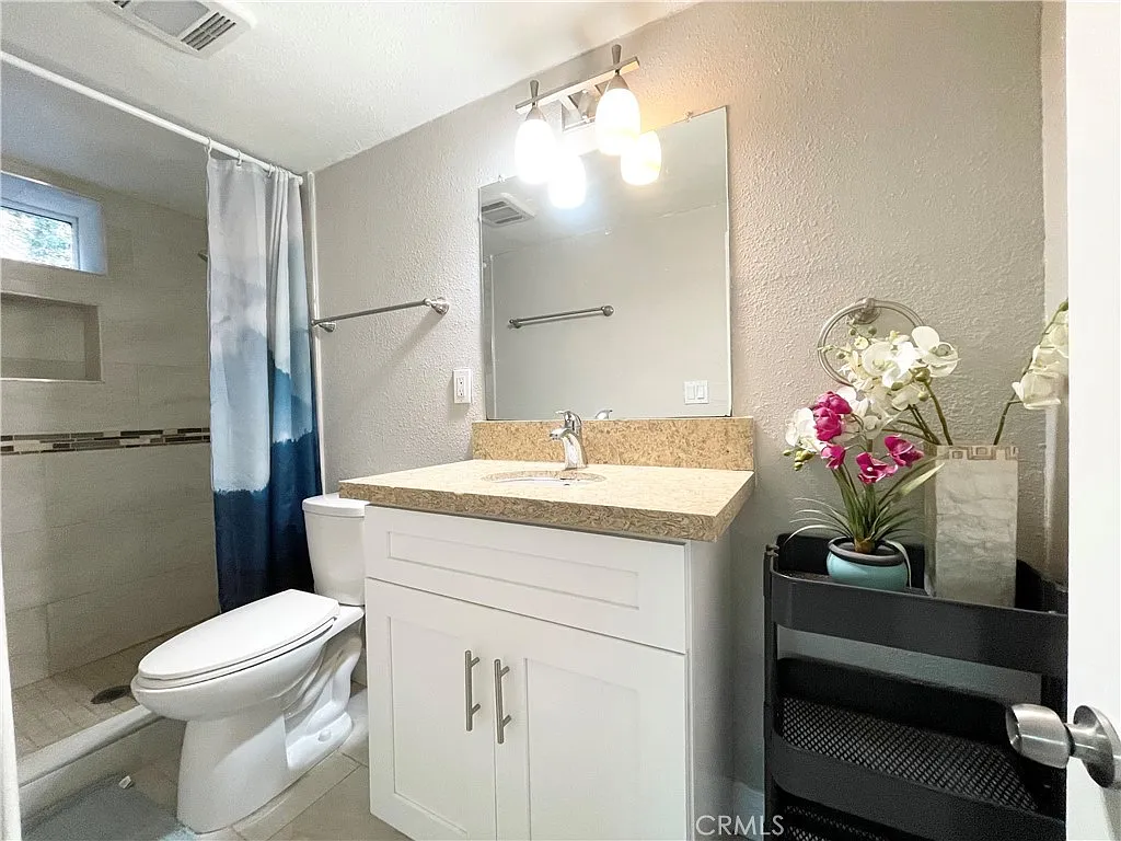 3 bed, 800 sqft, $2,400 — Photo 4