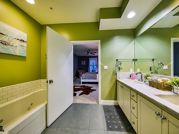 5th image of 10639 Woodbridge St Unit 102