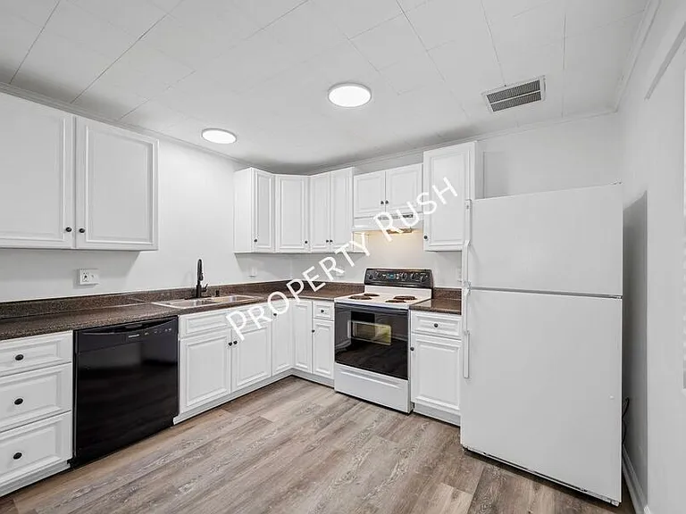 424 Hedgewood Dr — Photo 9