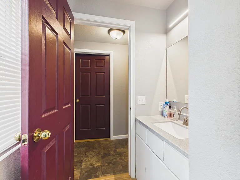 323 Jackson St — Photo 34