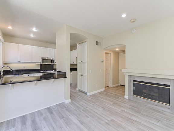 4th image of 89 Woodcrest Ln