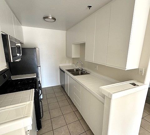 3rd image of 3861 Vinton Ave #305
