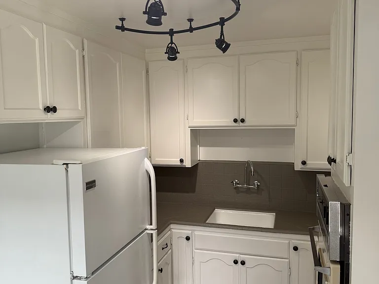155 Monroe St #3 — Photo 3