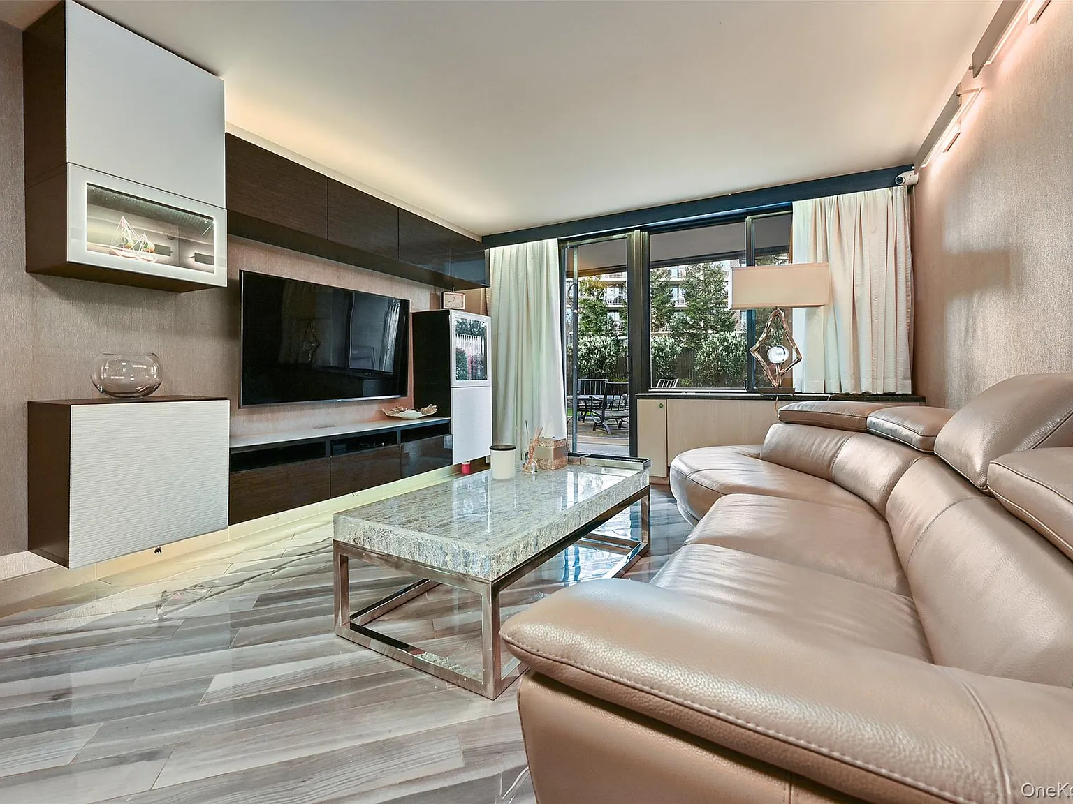 2 bed, 1.0 bath, 1200 sqft, $4,299 — Photo 3
