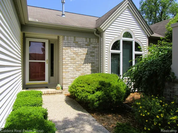 5627 Cortland Cir, Bay City, MI 48706