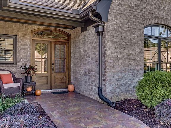 3rd image of 737 Cambridge Ln