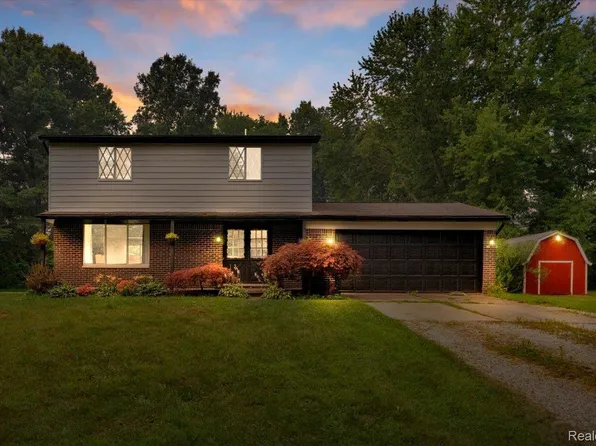 2700 Hickory Ln, Oxford, MI 48371