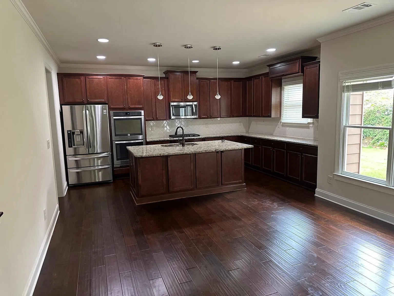 4 bed, 3.5 bath, 2850 sqft, $2,925 — Photo 4