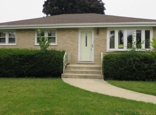 555 N Willow Rd, Elmhurst, IL 60126