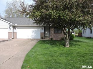 2404 Lakeshore Dr #21, Pekin, IL 61554
