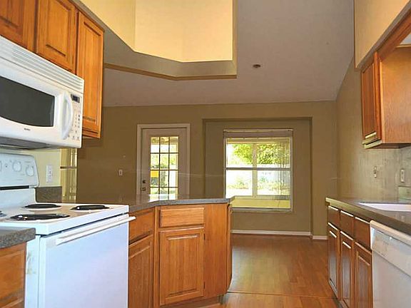 4th image of 749 Cambridge Way
