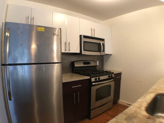 3rd image of 176 Scholes St APT 2A