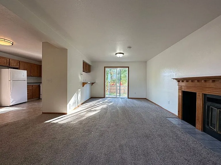 310 Buchanan Ct — Photo 2