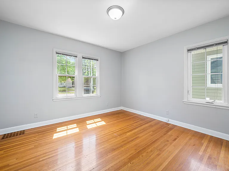 2210 University Ave — Photo 4