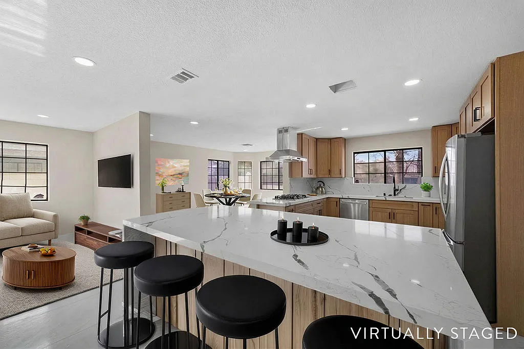 5 bed, 3.5 bath, 4234 sqft, $4,988 — Photo 2