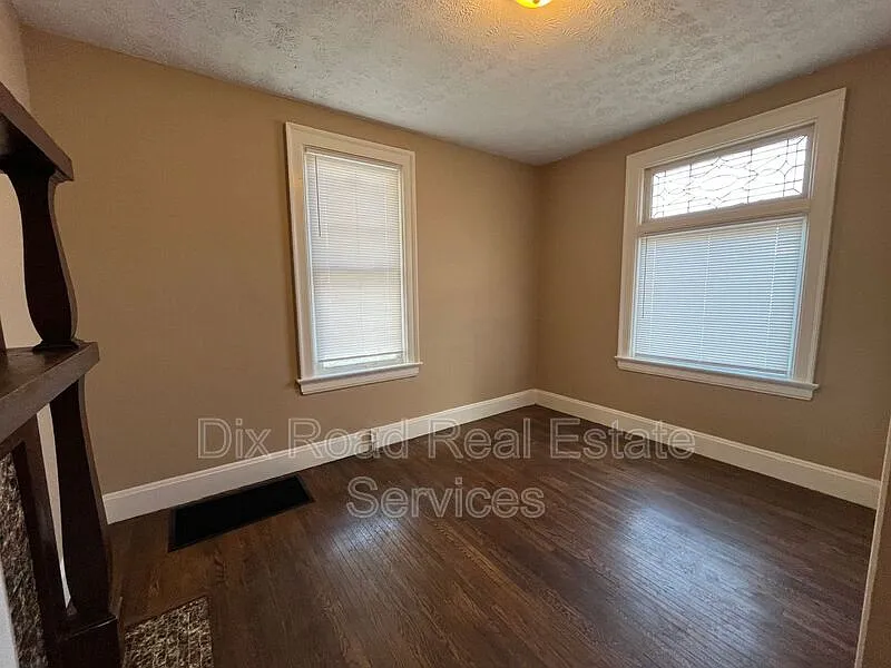 4 bed, 1.0 bath, 956 sqft, $1,375 — Photo 2