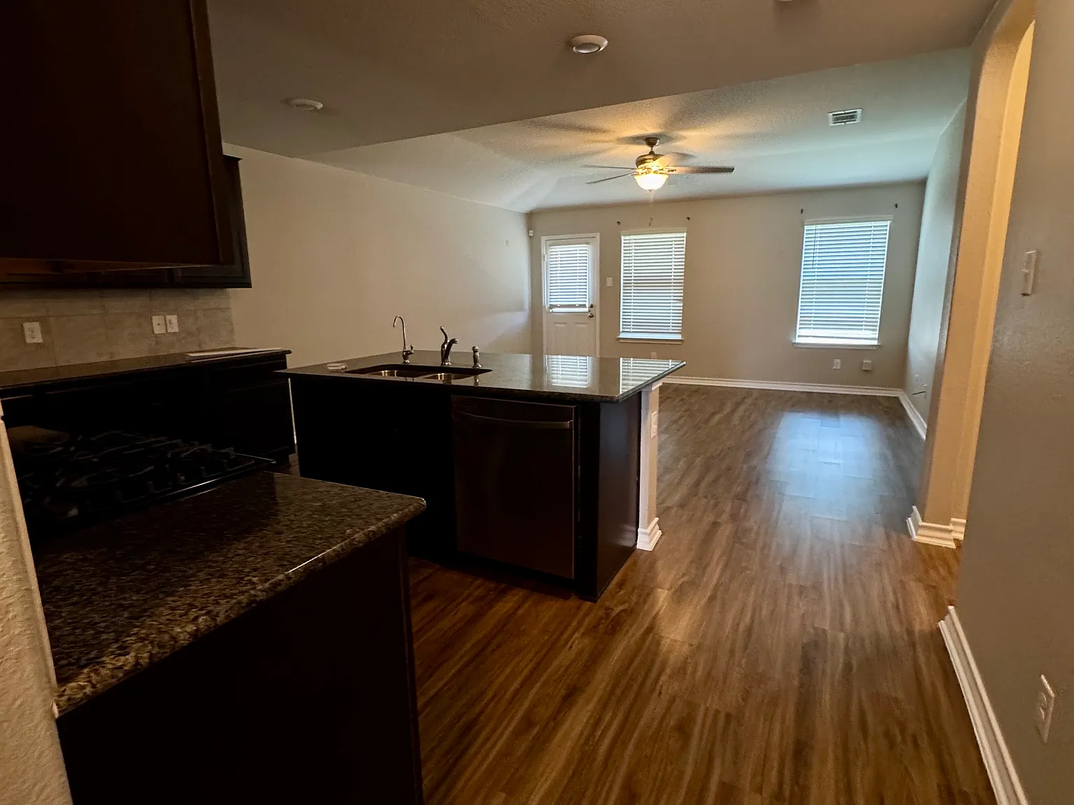 5 bed, 2.5 bath, 2600 sqft, $2,500 — Photo 3
