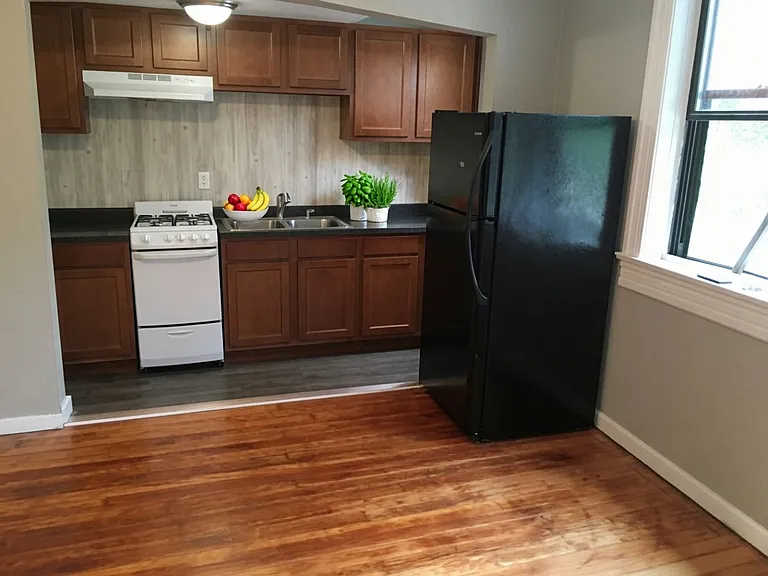321 Bates Ave — Photo 2