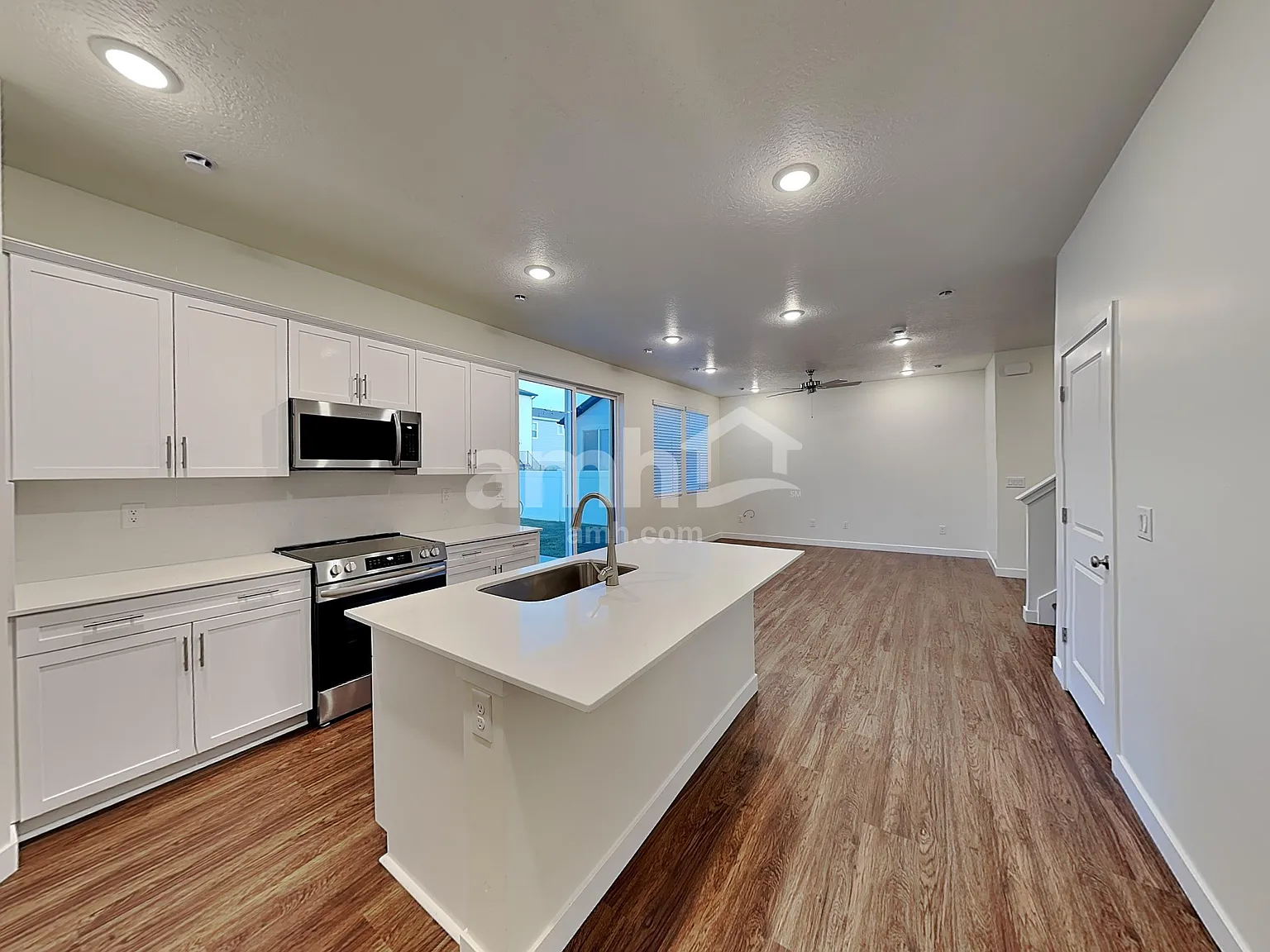4 bed, 2.5 bath, 1878 sqft, $2,275 — Photo 4