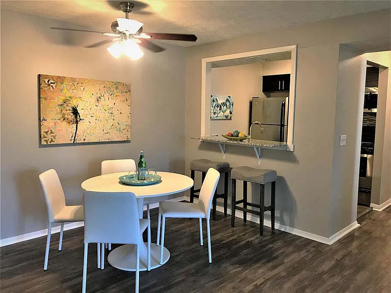 Camelot East Apartments — Photo 5