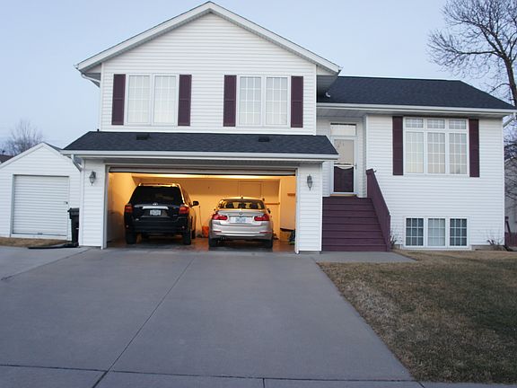 2 car garage with provision of outdoor 5 cars parking
